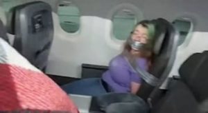 Mulher surta, ataca tripulação, tenta abrir porta de avião e é presa com durex