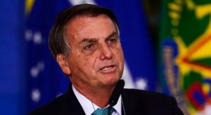 'Tenho 3 cartões corporativos; 2 são para pagar despesas diversas', diz Bolsonaro