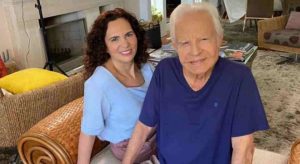 Filhos pedem interdição de Cid Moreira e acusam madrasta de maus tratos; casal nega acusações