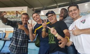 Fabrício Queiroz posta foto com Bolsonaro e aliados e reclama de abandono