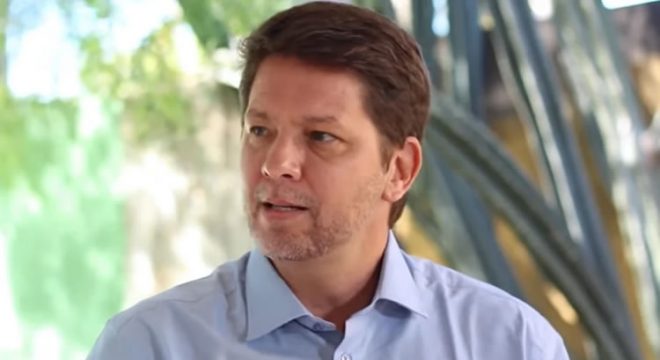 Twitter apaga post racista de Mario Frias por ter violado regras de conduta