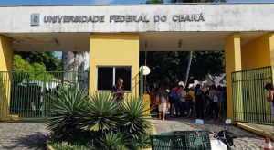 Cearenses provados em universidades na França temem perder bolsa por não conseguir se vacinar