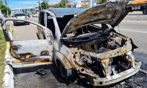 Veículo com família pega fogo em rodovia, mas todos saem sem ferimentos