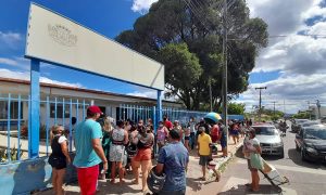 Vacinação de pessoas de 35 a 39 anos causa aglomeração e confusão em Juazeiro do Norte