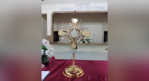 Padre luta contra homem que invadiu igreja e tentou quebrar peça sacra