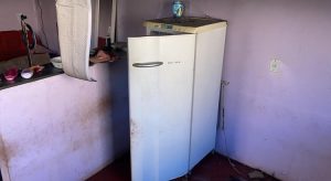 Criança de 2 anos se salva de incêndio se escondendo dentro de geladeira