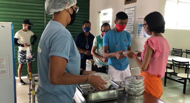 Restaurante Popular do Crato amplia oferta de refeições e passa a fornecer 600 marmitas por dia