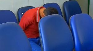 Homem é preso por roubo de ursos de pelúcia e guardas descobrem que ele batia na mulher