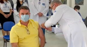 Flávio Bolsonaro é vacinado em Brasília