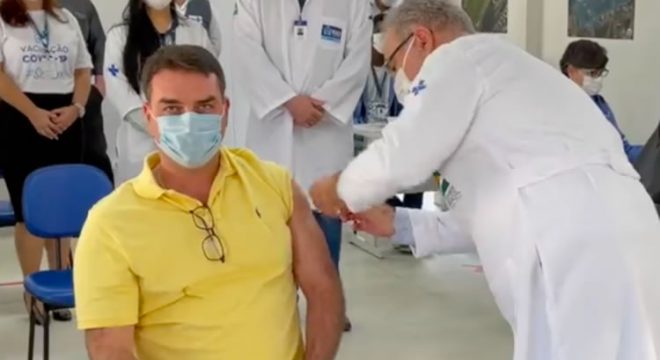 Flávio Bolsonaro é vacinado em Brasília