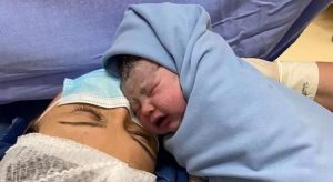 Mãe imunizada durante a gravidez tem bebê com anticorpos contra a Covid-19 no Ceará