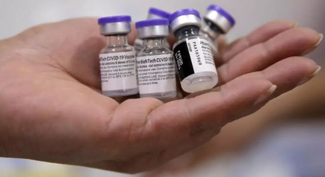 Intervalo entre doses da vacina Pfizer deve ser reduzido de 3 meses para 21 dias