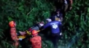 Ciclista é empurrado de ponte por carro, cai em rio e consegue ligar para pedir socorro