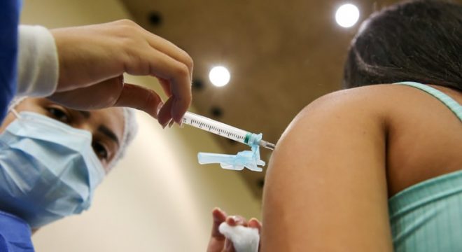 Ceará atinge meta de vacinação da 1ª dose contra Covid-19 em 5 grupos prioritários