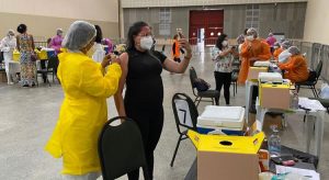 Ceará mantém orientação de misturar doses de vacina para grávidas, apesar de Ministério recomendar o contrário