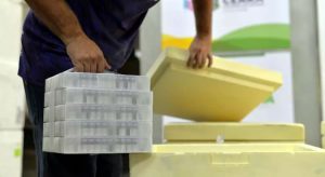 Ceará recebe novo lote com 93.600 doses da vacina da Pfizer contra a Covid-19