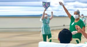 Com distrofia muscular, jovem hospitalizado no Ceará realiza sonho de soltar pipa