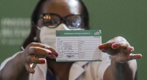 Brasil completa 6 meses de vacinação com 15,7% da população completamente imunizada