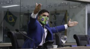 Deputado André Fernandes é condenado a indenizar jornalista Patrícia Campos Mello