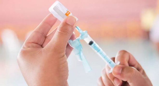 Ceará segue plano nacional e deve vacinar adolescentes após adultos receberem a 1ª dose
