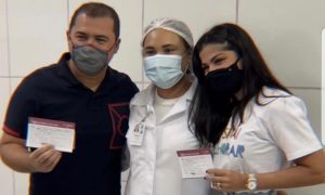 Xand Avião e esposa escolheram o local para tomar vacina