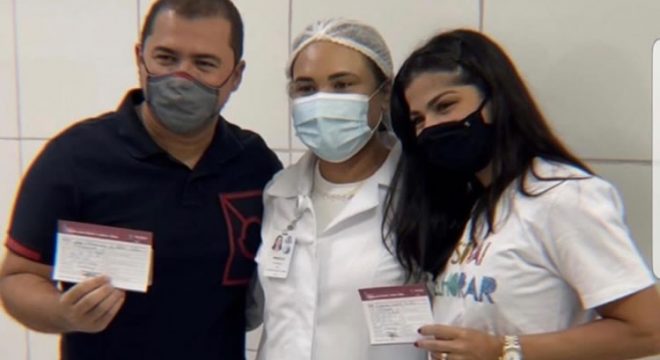 Xand Avião e esposa escolheram o local para tomar vacina