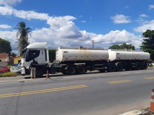 Caminhão-tanque com toneladas de óleo queimado é apreendido pela PRF no Ceará