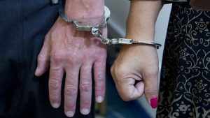 Mãe e companheiro são presos por fazerem sexo na frente dos filhos de 2 e 4 anos