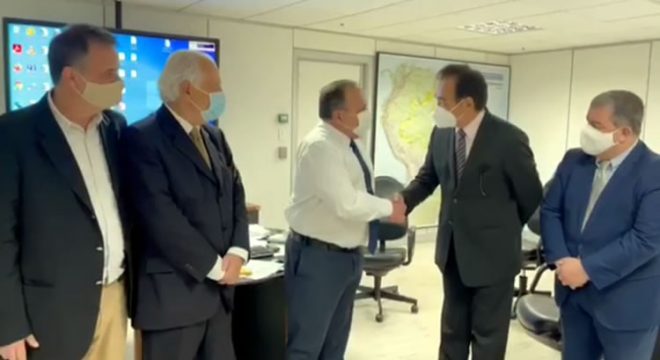 Pazuello negociou CoronaVac com intermediária por quase o triplo do preço, diz jornal