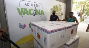 Novos lotes de vacinas AstraZeneca e CoronaVac chegam ao Ceará