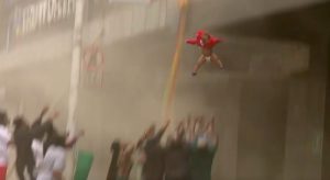 Mãe joga bebê de prédio em chamas na África do Sul