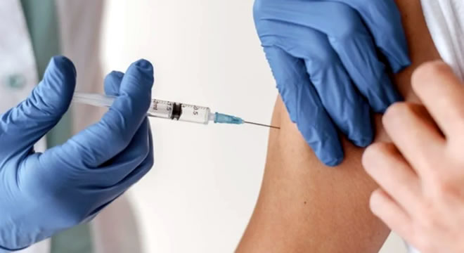 Saúde diz que vacinação anual contra Covid-19 não tem evidência científica