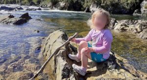 Pai mata filha ao cair sobre ela durante brincadeira em gira-gira