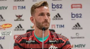 Zagueiro do Flamengo, Léo Pereira sofre acidente de carro no Rio de Janeiro