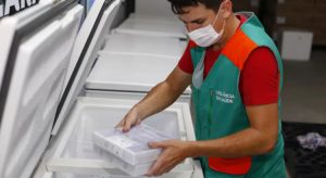Ceará recebe lote com 114 mil doses de Pfizer contra a Covid-19
