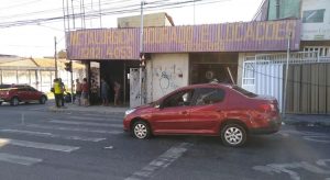 Adolescente e mais duas pessoas são baleadas durante perseguição por suspeita de assalto