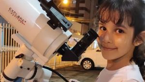 Menina de oito anos se torna caçadora de asteroides no Ceará: ‘Troco todas as festas por um telescópio’