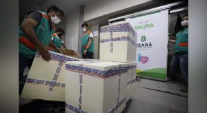Ceará recebe novos lotes de CoronaVac e Pfizer com 290 mil doses neste sábado