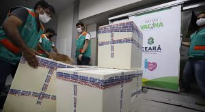 Ceará recebe novos lotes de vacinas contra Covid-19 da Pfizer e Astrazeneca nesta segunda