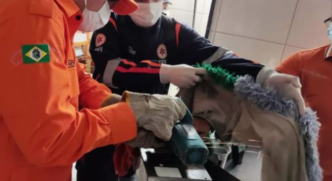 Homem tem mão presa em máquina e é resgatado pelos bombeiros no Ceará