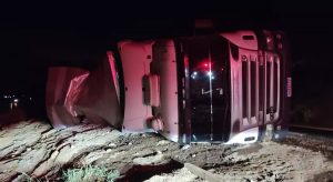 Carreta carregada de sucos tomba e carga é saqueada na BR-222, no interior do Ceará