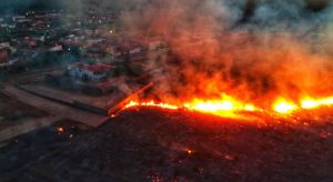 Incêndio em vegetação forma rastro de fogo na cidade de Moraújo, no Ceará