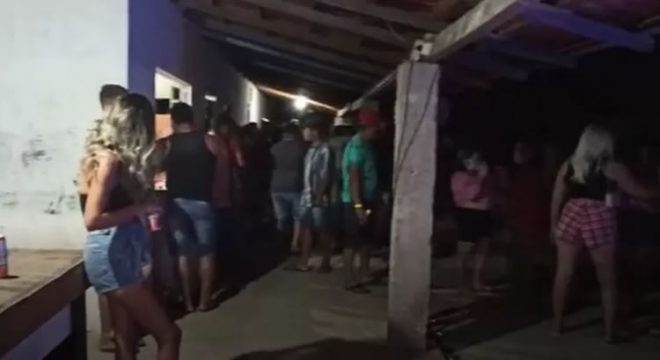 Fiscalização dispersa aglomeração de mais de 100 pessoas durante festa em bar em Barbalha