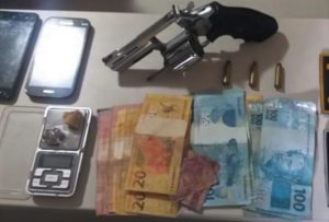 Jovem preso em Barbalha com cocaína, maconha, crack e um revólver