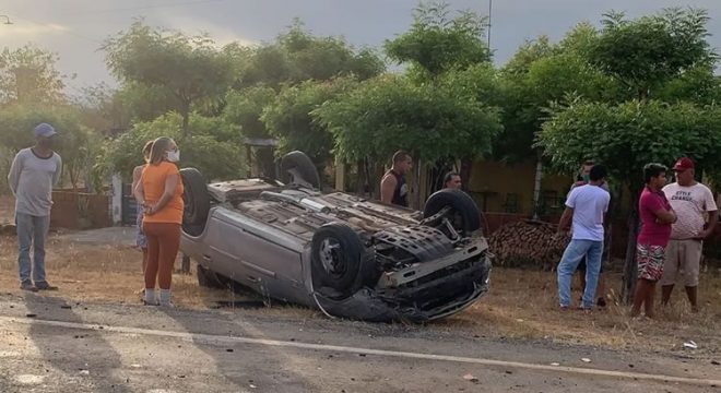 Uma pessoa morre e quatro ficam feridas após carro capotar na CE-321, no interior do Ceará