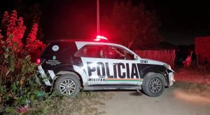 Jovem é assassinada enquanto dormia e dois familiares são baleados após grupo armado invadir casa