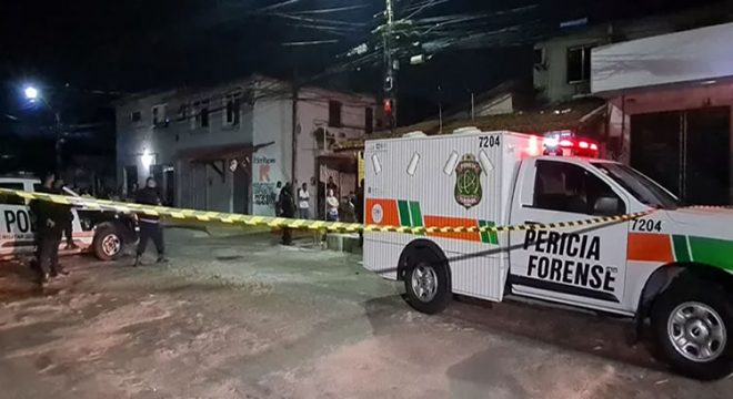 Um homem é morto e três pessoas são baleadas em bar