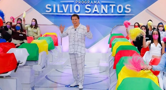 Silvio Santos grava de pijama no SBT e diz que foi presente das filhas