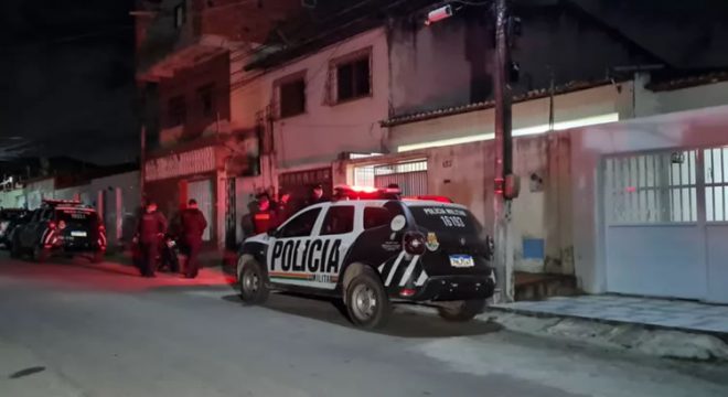 Homem com passagens por receptação é morto a tiros dentro de casa