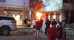Incêndio em restaurante causa correria no centro da cidade de Icó